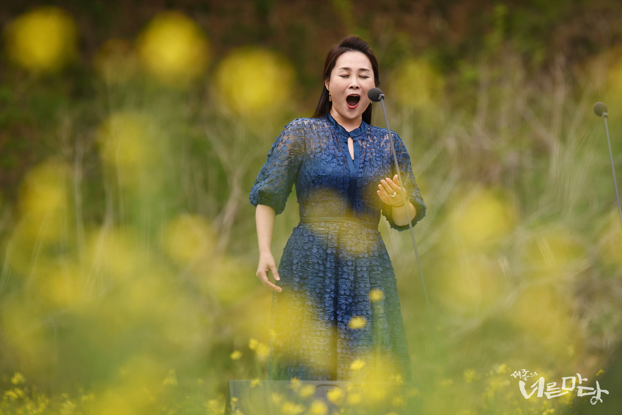 제9회 향교음악회 유채꽃 마중 - 화양연화 / 소프라노 최윤정은 나운영 작곡의 '달밤'을 노래했다.