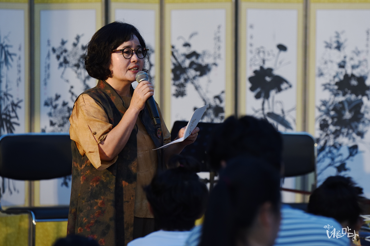 향교의 사계, 매지컬 공연 조선마술사. 연기향교 김현미 장의가 공연 소개와 함께 인사말을 하고 있다.