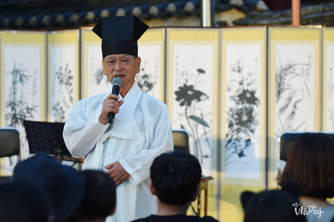 향교의 사계, 매지컬 공연 조선마술사. 연기향교 임만수 전교가 인사말을 하고 있다.