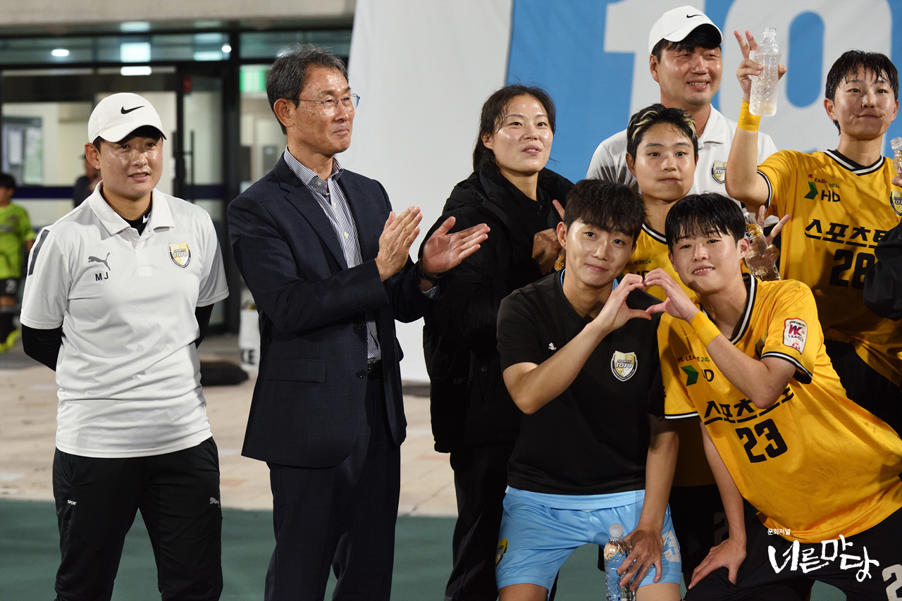 2024 WK리그 28라운드 세종스포츠토토 VS 문경상무. 제자들의 은퇴를 바라보는 감독의 박수가 아쉽고 정겹다.